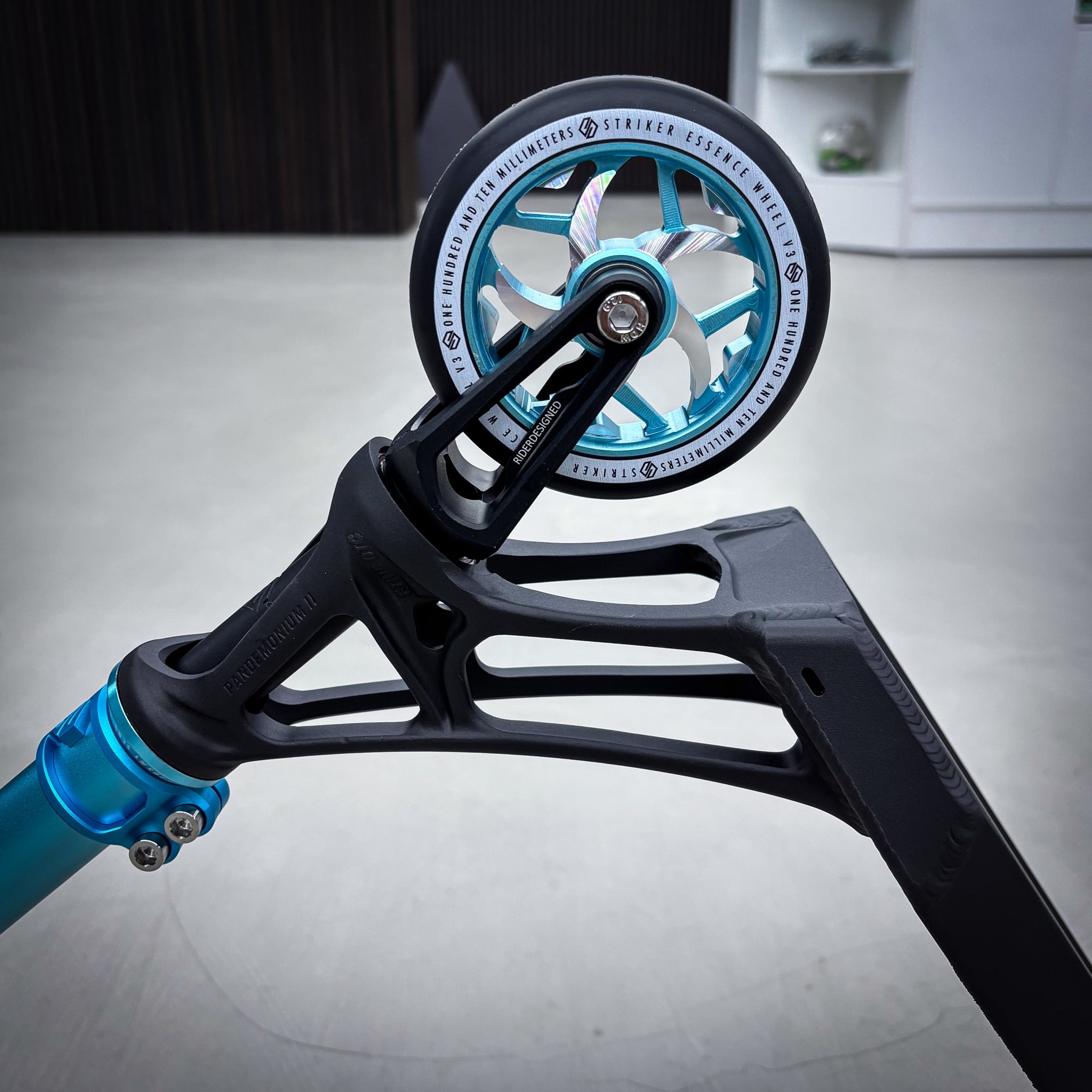 Striker Pande Black/Teal Custom Build - Black/Teal-ScootWorld.dk