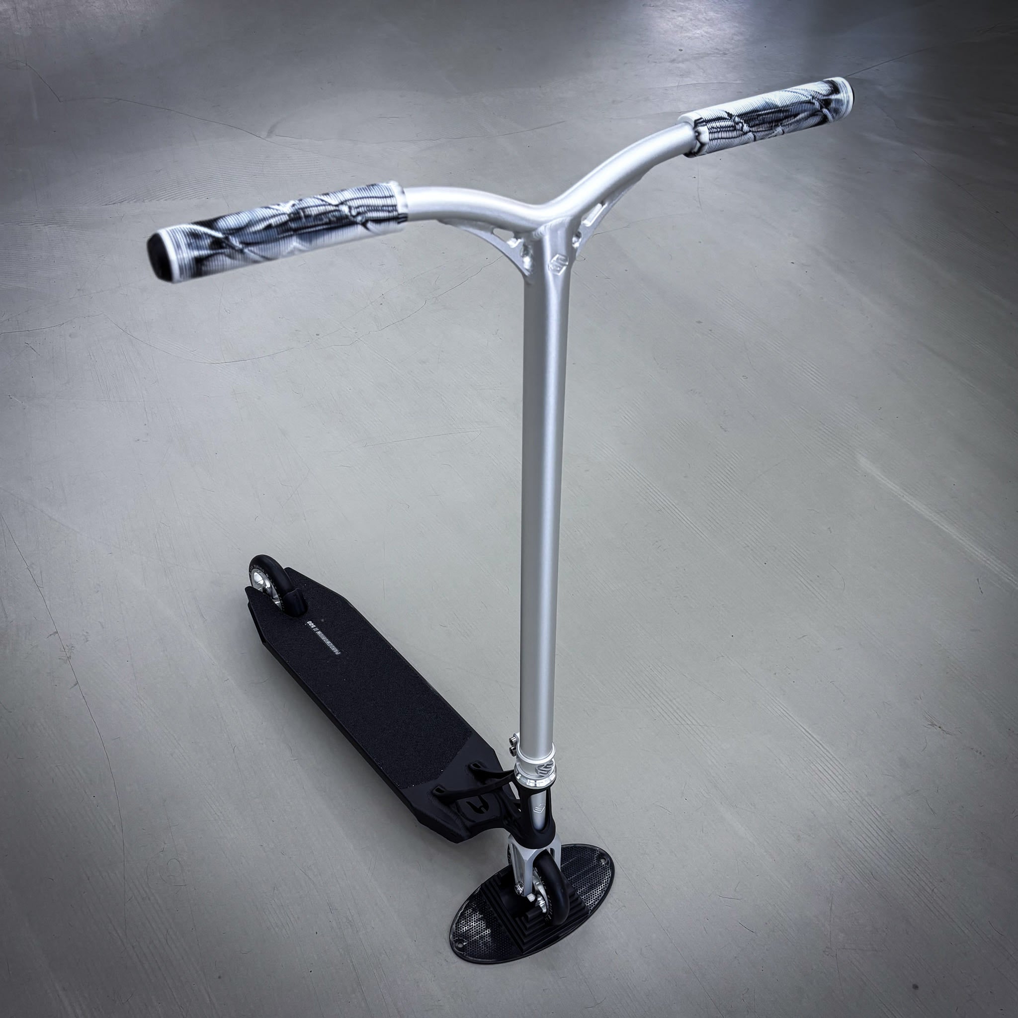 Striker Pande Black/Silver Custom Build - Black/Silver-ScootWorld.dk