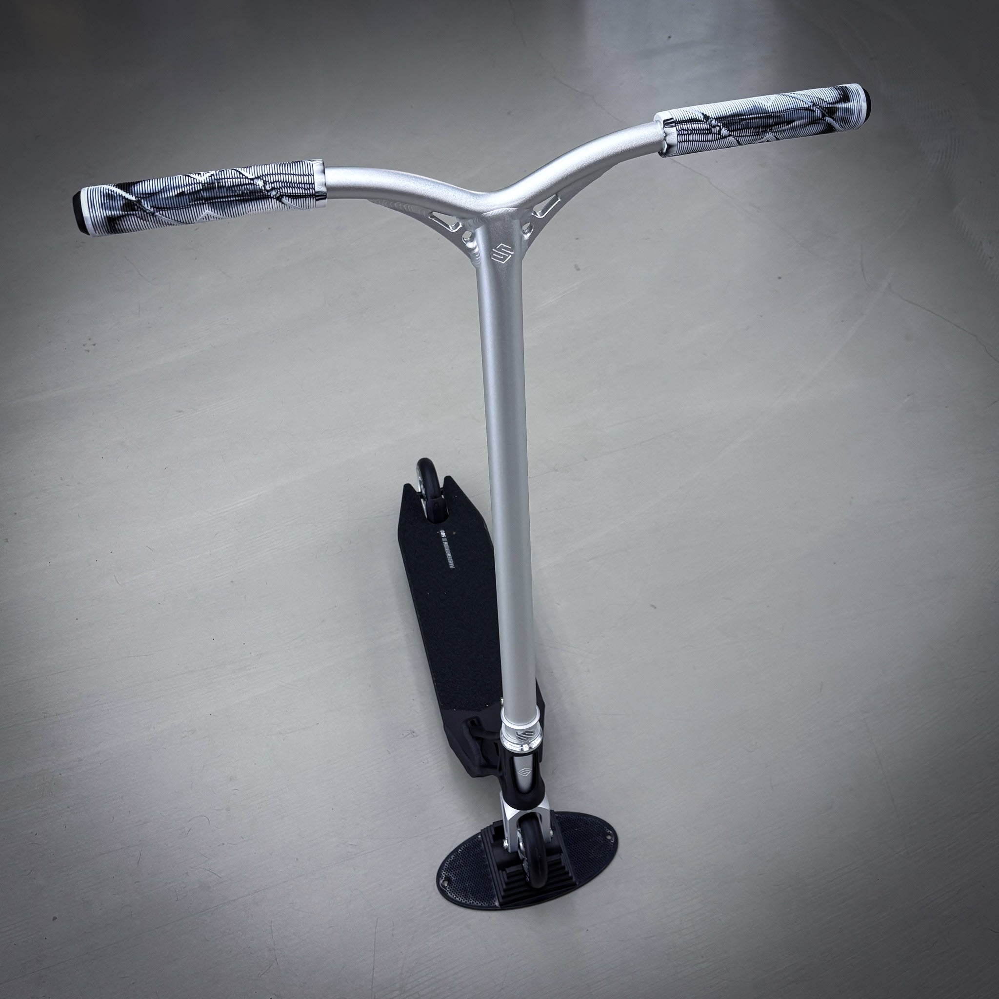 Striker Pande Black/Silver Custom Build - Black/Silver-ScootWorld.dk
