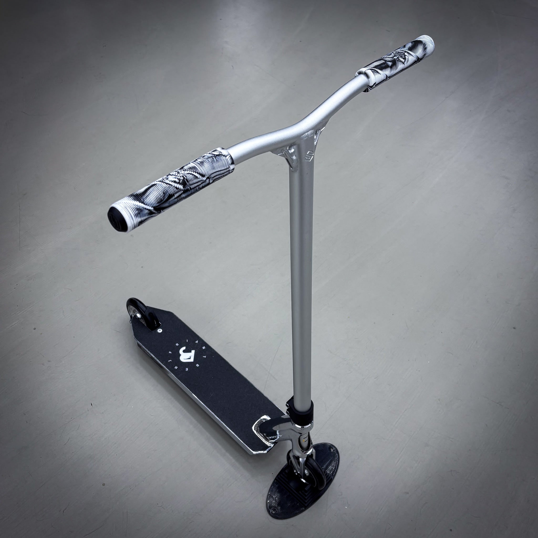 Striker BenJ Silver Custom Build - Silver-ScootWorld.dk