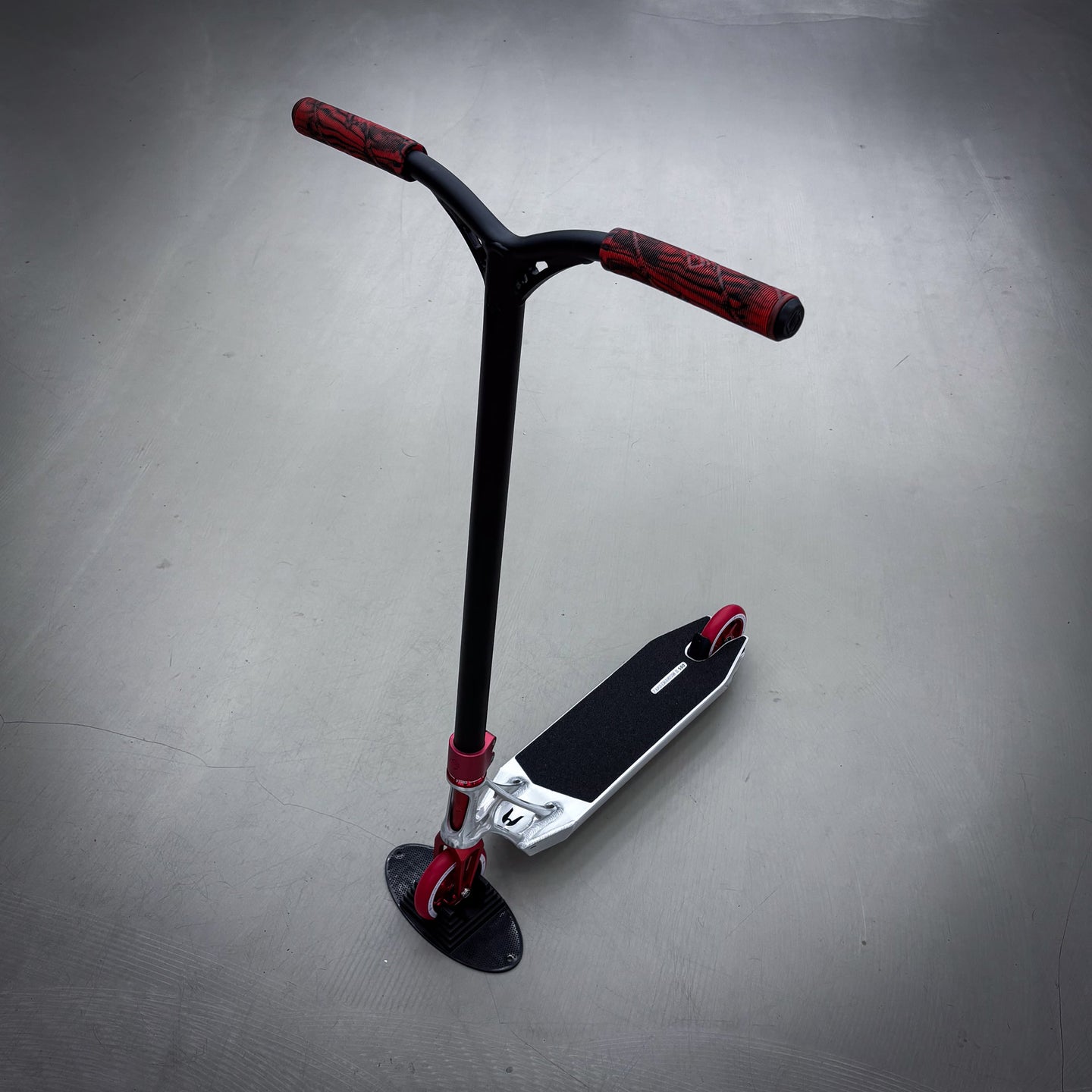Striker Ethic Silver/Red 500 Custom Build - Black/Red-ScootWorld.dk